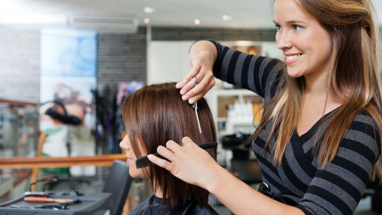 Estilista recortando cabello